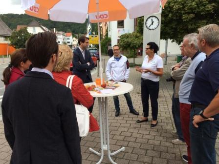 Andreas Jung im Gespräch mit Bürgern beim Infostand in Ludwigshafen